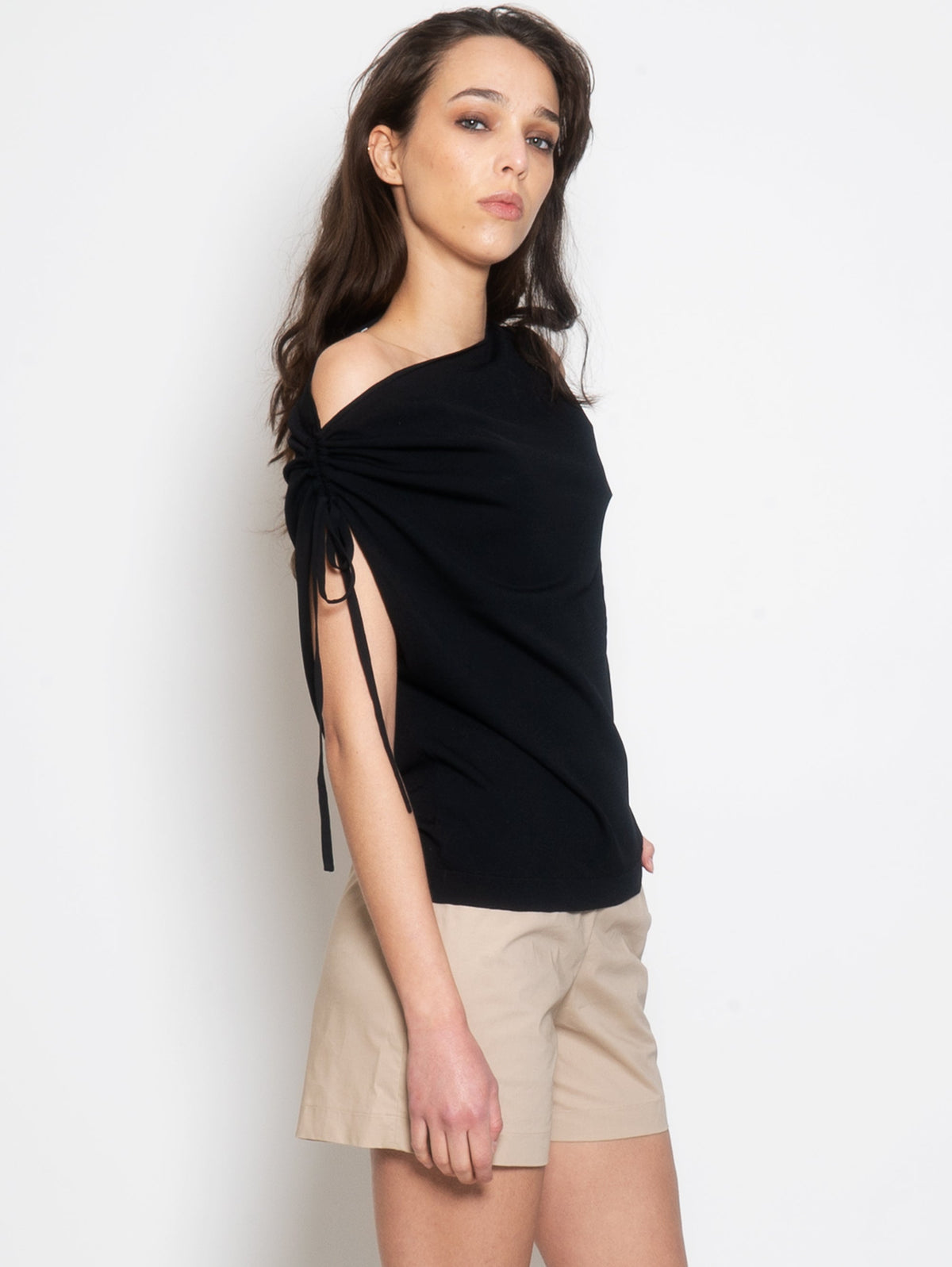 2026 New Arrival Top a Costine con Scollo a Barchetta Nero