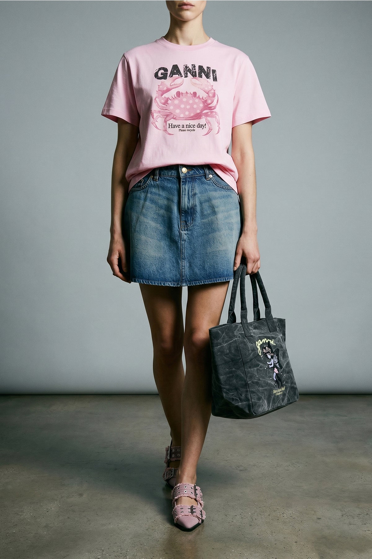 2026 New Arrival medium shopping bag in stone-washed canvas